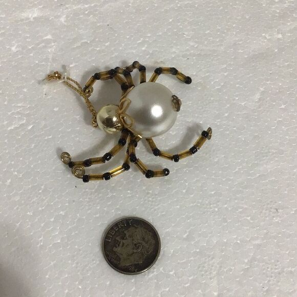 Beautifully made pearl like spider Christmas ornament - Picture 1 of 4